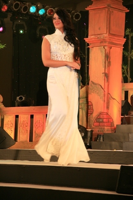 Người đẹp Hoa hậu Trái đất thướt tha với áo dài - 12