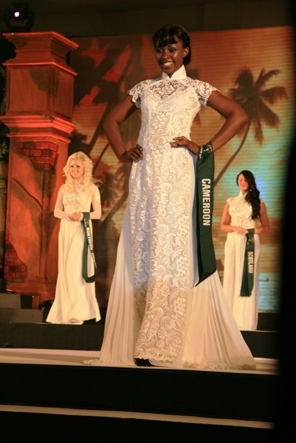 Người đẹp Hoa hậu Trái đất thướt tha với áo dài - 14