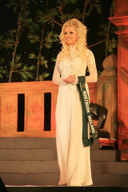 Người đẹp Hoa hậu Trái đất thướt tha với áo dài - 15