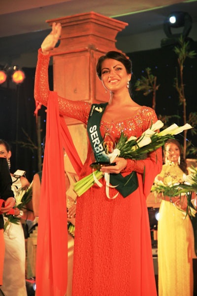 Người đẹp Hoa hậu Trái đất thướt tha với áo dài - 17