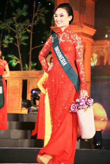 Người đẹp Hoa hậu Trái đất thướt tha với áo dài - 4