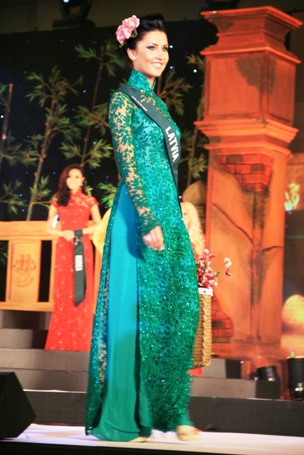 Người đẹp Hoa hậu Trái đất thướt tha với áo dài - 5