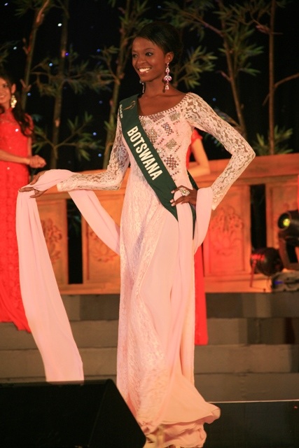 Người đẹp Hoa hậu Trái đất thướt tha với áo dài - 7