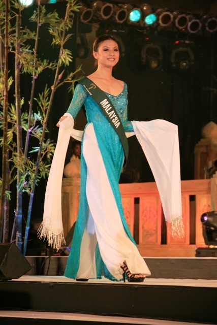 Người đẹp Hoa hậu Trái đất thướt tha với áo dài - 9