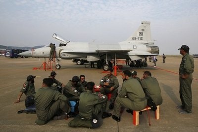 Pakistan trang bị tên lửa Trung Quốc cho chiến đấu cơ - 1