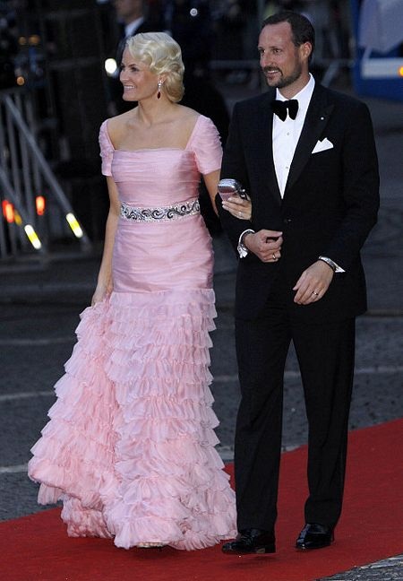 Những đám cưới hoàng gia không “môn đăng hộ đối” - 6