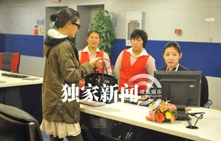 Chùm ảnh vợ chồng Từ Hy Viên "sóng đôi" sau khi đăng ký kết hôn - 5 Chùm ảnh vợ chồng Từ Hy Viên "sóng đôi" sau khi đăng ký kết hôn - 5