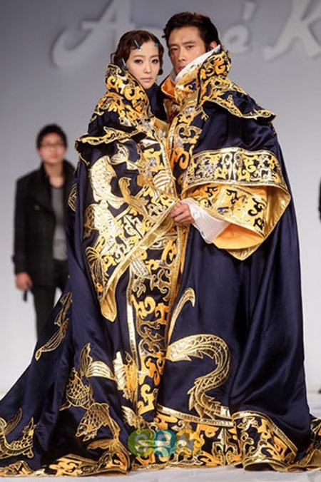 Lee Byung Hun bất ngờ hôn Kim Hee Sun  - 8