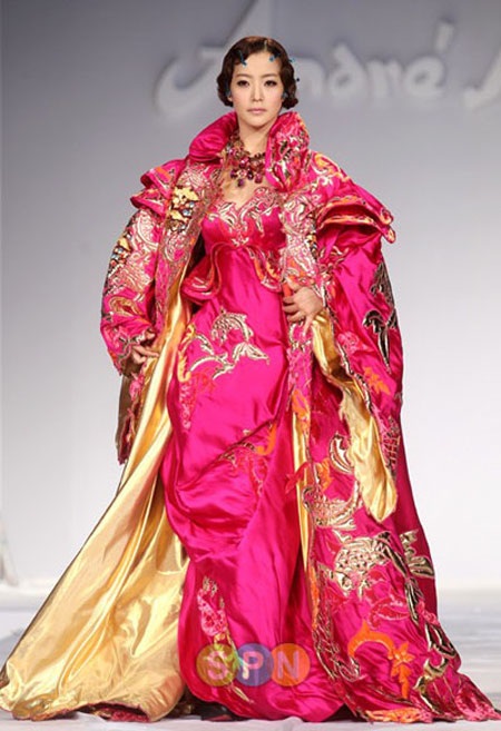 Lee Byung Hun bất ngờ hôn Kim Hee Sun  - 11