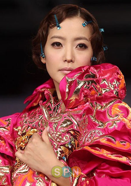 Lee Byung Hun bất ngờ hôn Kim Hee Sun  - 12