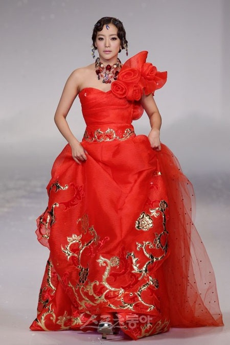 Lee Byung Hun bất ngờ hôn Kim Hee Sun  - 17