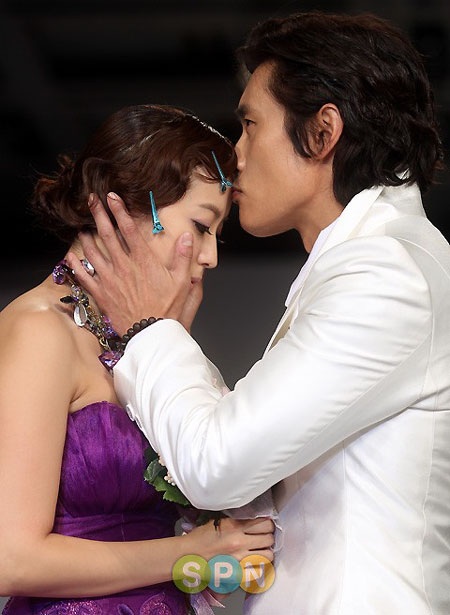 Lee Byung Hun bất ngờ hôn Kim Hee Sun  - 14
