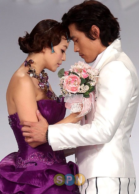 Lee Byung Hun bất ngờ hôn Kim Hee Sun  - 16