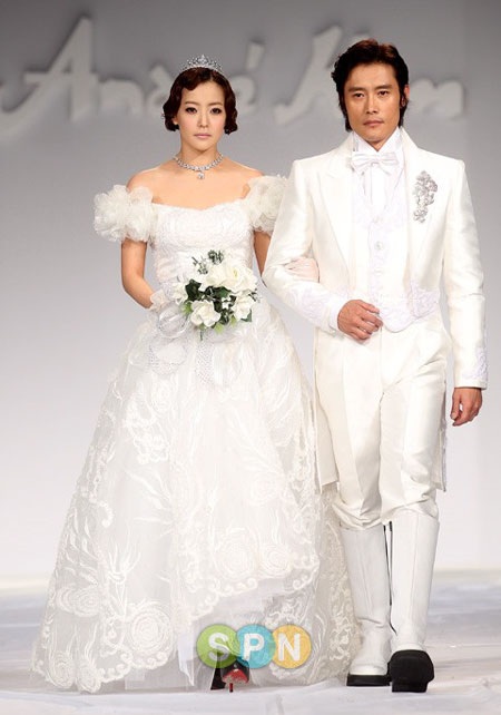 Lee Byung Hun bất ngờ hôn Kim Hee Sun  - 2