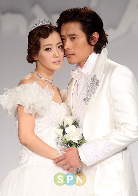 Lee Byung Hun bất ngờ hôn Kim Hee Sun  - 4