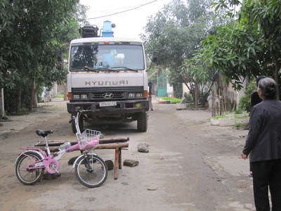 Hàng chục hộ dân vác đá chặn xe tải  - 1