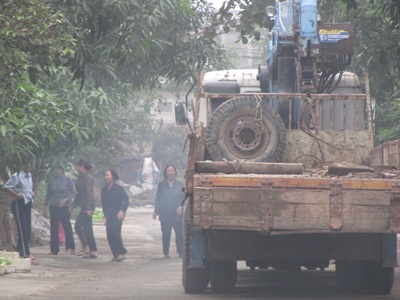 Hàng chục hộ dân vác đá chặn xe tải  - 2