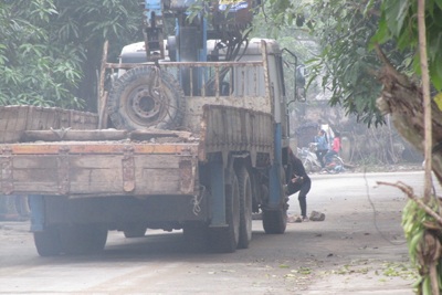 Hàng chục hộ dân vác đá chặn xe tải  - 4