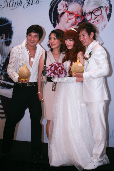 Nụ hôn hạnh phúc trong ngày cưới của Lý Hải - 4 Nụ hôn hạnh phúc trong ngày cưới của Lý Hải - 4