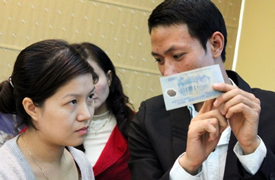 Ra mắt máy phân loại tiền thật, giả đầu tiên tại Việt Nam - 1