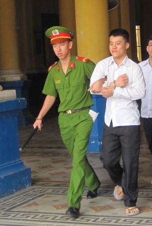 Giết người vì một cái quẹt chân - 1