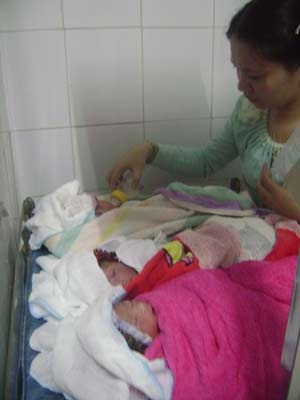 Mổ thành công sinh 3 hiếm gặp - 1