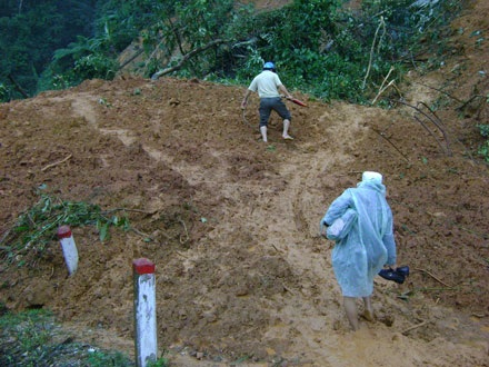 Cả huyện bị cô lập vì mưa lũ, sạt lở nghiêm trọng - 1