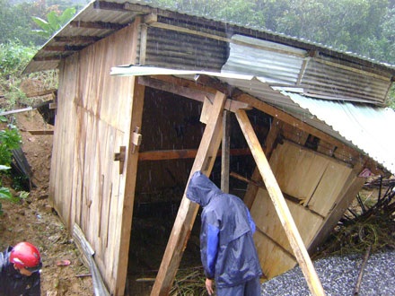 Cả huyện bị cô lập vì mưa lũ, sạt lở nghiêm trọng - 2