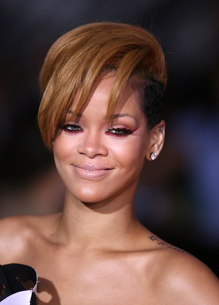Choáng với những kiểu tóc liên tục thay đổi của Rihanna - 14