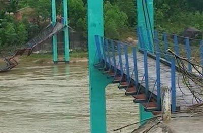 Đứt cầu treo, hơn 300 hộ dân bị cô lập - 1 Đứt cầu treo, hơn 300 hộ dân bị cô lập - 1