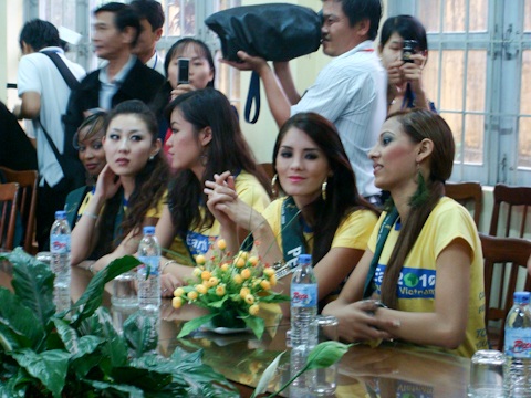 Những hoạt động đầu tiên của người đẹp Hoa hậu Trái đất tại Phú Yên - 2 Những hoạt động đầu tiên của người đẹp Hoa hậu Trái đất tại Phú Yên - 2