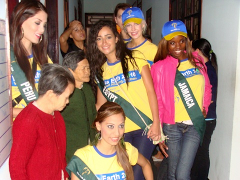 Những hoạt động đầu tiên của người đẹp Hoa hậu Trái đất tại Phú Yên - 4 Những hoạt động đầu tiên của người đẹp Hoa hậu Trái đất tại Phú Yên - 4