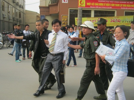 Luật sư tố bị hành hung tại trường ĐH Công nghiệp Hà Nội - 1 Luật sư tố bị hành hung tại trường ĐH Công nghiệp Hà Nội - 1
