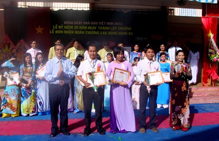 Trường THPT Chuyên Lý Tự Trọng đón nhận Huân chương Lao động hạng Ba - 1