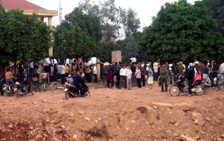 Hà Nội: Dân “giam lỏng” Phó Bí thư Huyện uỷ Sóc Sơn - 1