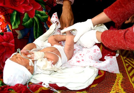 Bố đập đầu con 7 ngày tuổi, ném ra suối - 1