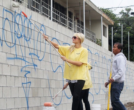 Paris Hilton: Đi lao động công ích... vẫn sành điệu - 8