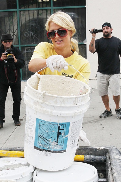 Paris Hilton: Đi lao động công ích... vẫn sành điệu - 22