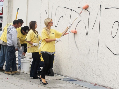 Paris Hilton: Đi lao động công ích... vẫn sành điệu - 7