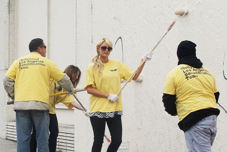 Paris Hilton: Đi lao động công ích... vẫn sành điệu - 10