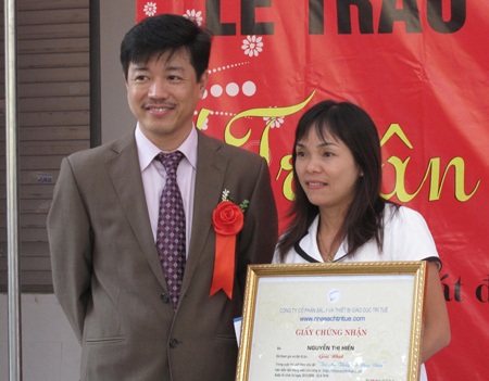 Hai nhà giáo nhận giải thưởng cuộc thi “Tri ân thầy cô yêu dấu” - 1