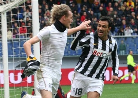 Thần may mắn trợ giúp Juventus đánh bại Genoa - 2