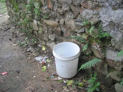 Cháu bé 17 tháng tuổi chết ngạt trong xô nước - 1