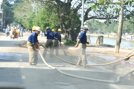 Dọn bùn sau lũ - 2