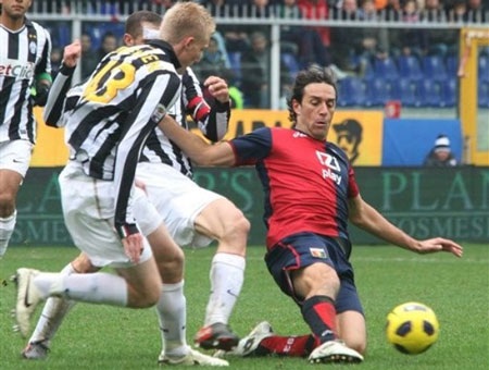 Thần may mắn trợ giúp Juventus đánh bại Genoa - 1