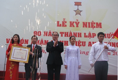 Trường THPT Huỳnh Thúc Kháng đón nhận danh hiệu đơn vị Anh hùng - 2