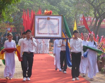 Trường THPT Huỳnh Thúc Kháng đón nhận danh hiệu đơn vị Anh hùng - 1