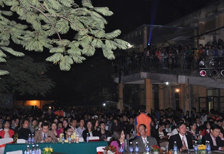 Mang SBD 001, đoạt luôn hoa khôi ĐH Kinh doanh và Công nghệ - 2 Mang SBD 001, đoạt luôn hoa khôi ĐH Kinh doanh và Công nghệ - 2