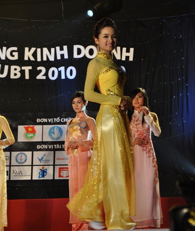 Mang SBD 001, đoạt luôn hoa khôi ĐH Kinh doanh và Công nghệ - 6 Mang SBD 001, đoạt luôn hoa khôi ĐH Kinh doanh và Công nghệ - 6