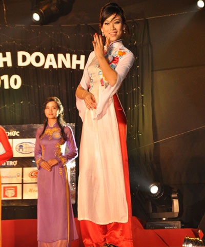 Mang SBD 001, đoạt luôn hoa khôi ĐH Kinh doanh và Công nghệ - 4 Mang SBD 001, đoạt luôn hoa khôi ĐH Kinh doanh và Công nghệ - 4